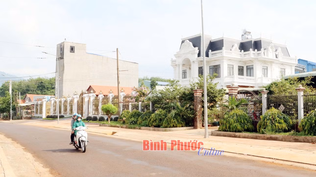 Trên địa bàn xã Phước Tín nhiều nhà cao tầng, mái Thái đua nhau “mọc” lên. Trong ảnh: Một góc xã Phước Tín, thị xã Phước Long