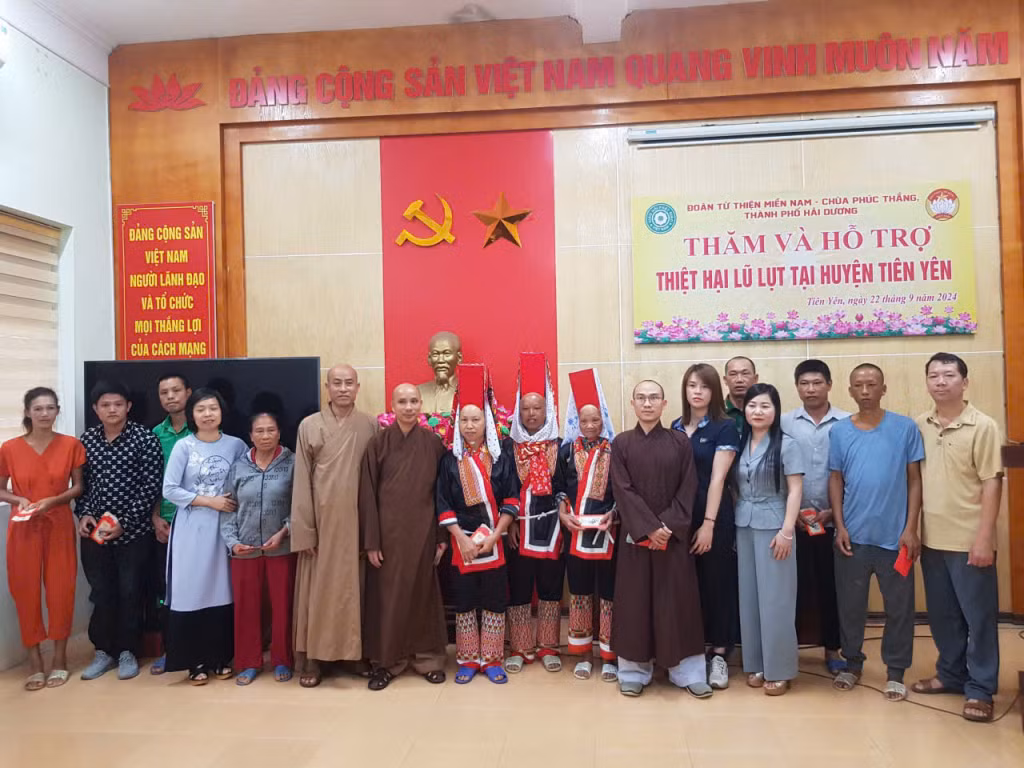 Đoàn thiện nguyện trao quà hỗ trợ cho người dân có hoàn cảnh khó khăn bị ảnh hưởng nặng nề trên địa bàn huyện Tiên Yên.