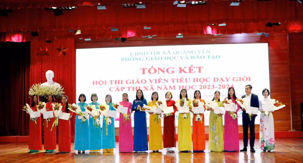 Cô giáo Vũ Thị Loan (thứ 3 từ trái qua) nhận giấy khen tại Hội thi giáo viên dạy giỏi, năm học 2023-2024.