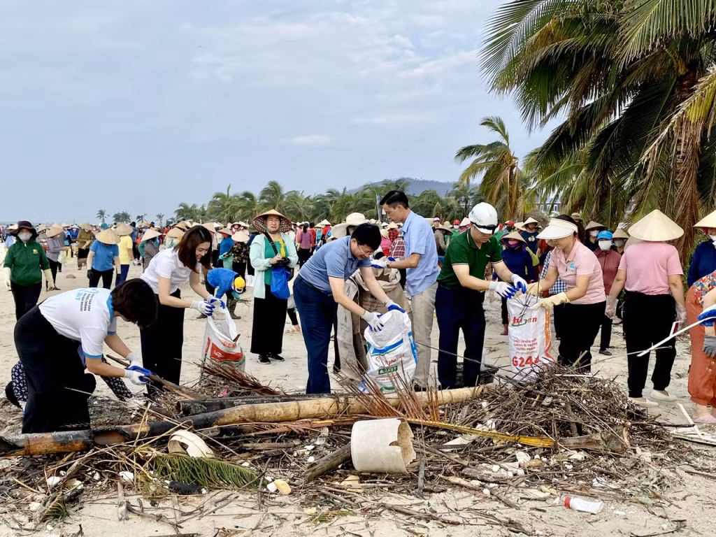 Các đại biểu và hội viên phụ nữ tham gia làm sạch bãi biển Marina.