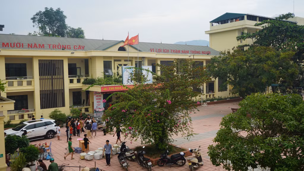 Cô và trò Trường PTDT Nội trú Ba Chẽ dọn vệ sinh trước năm học mới.