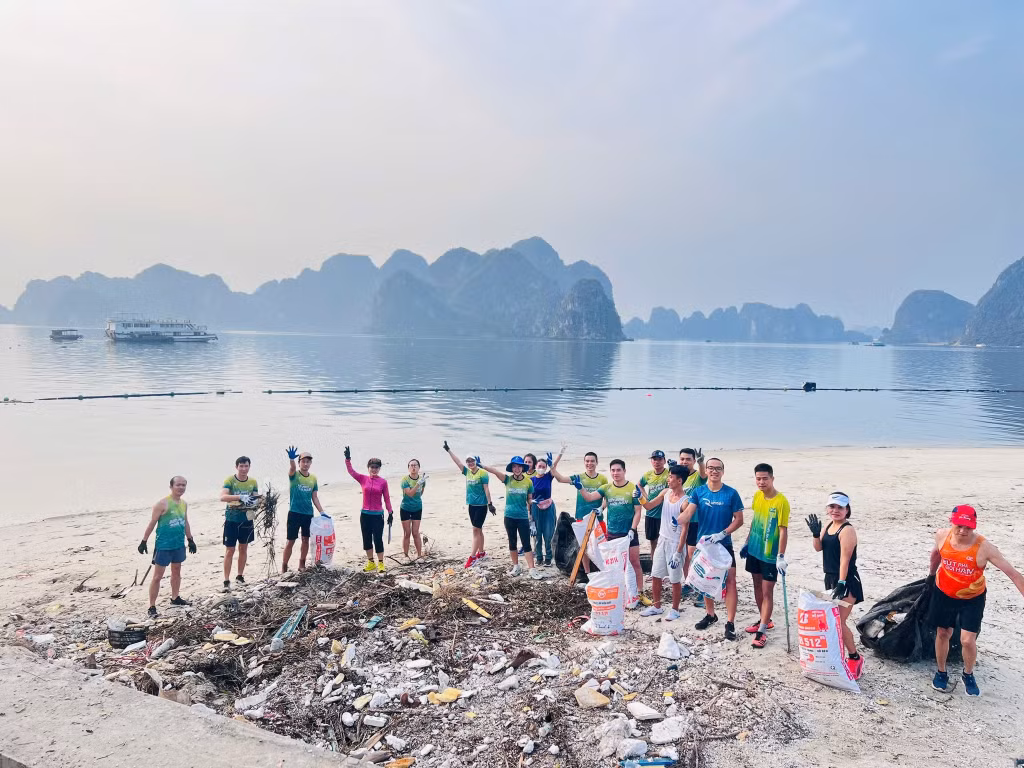 Ngay từ 5h sáng, người dân TP Hạ Long đã tổ chức thu gom rác thải tại các bãi biển.