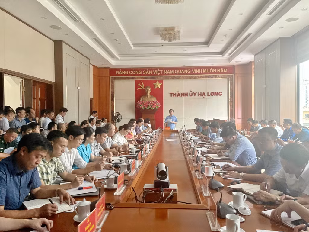 Đồng chí Vũ Quyết Tiến, Bí thư Thành ủy Hạ Long khẳng định: Việc khắc phục hậu quả của cơn bão để đời sống của nhân dân, hoạt động của doanh nghiệp quay trở lại bình thường sẽ là nhiệm vụ quan trọng nhất của thành phố trong thời điểm này.