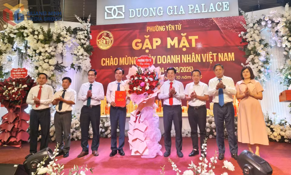 Lãnh đạo phường Yên Tử tặng hoa chúc mừng các doanh nghiệp, doanh nhân trên địa bàn.