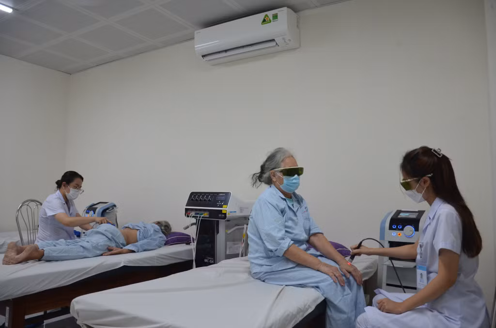 Điều trị cho người bệnh tại Bệnh viện Lão khoa-PHCN tỉnh.
