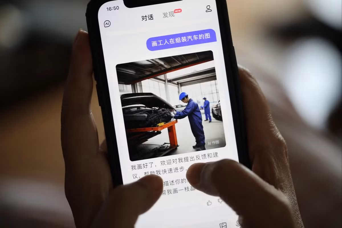 Ernie Bot trả lời câu hỏi của một người dùng. (Ảnh: SCMP).