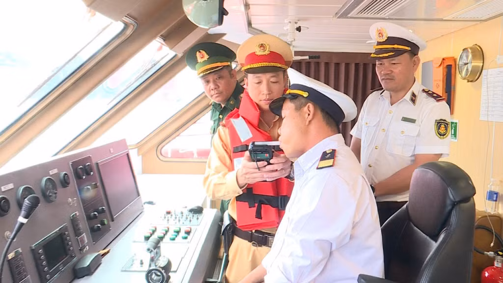 Công an huyện Vân Đồn kiểm tra nồng độ cồn lái tàu vận chuyển khách đi ra đảo Cô Tô.