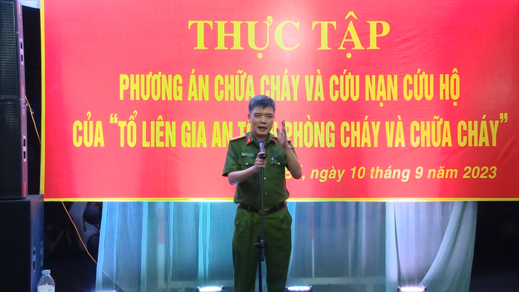 Đại tá Nguyễn Hải Phong, Trưởng Công an TP Hạ Long chỉ đạo rút kinh nghiệm sau buổi thực tập.