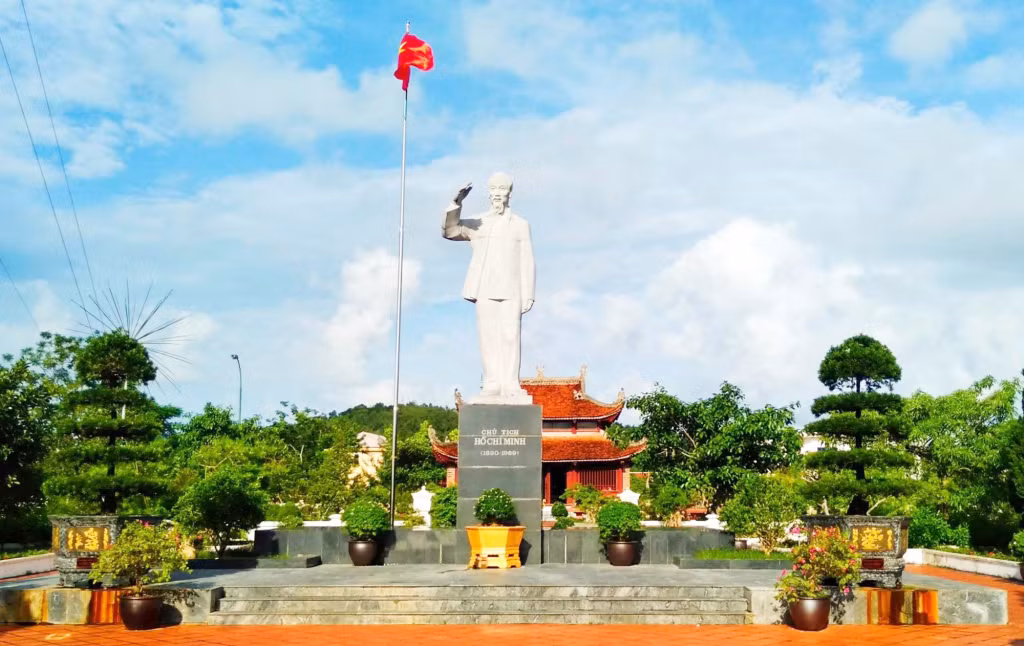 Khu di tích lưu niệm Chủ tịch Hồ Chí Minh trên đảo Cô Tô (5-2021). Ảnh: Mạnh Trường