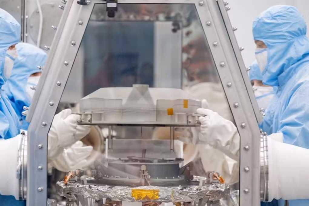 Các chuyên gia của NASA tháo nắp hộp đựng mẫu tiểu hành tinh OSIRIS-REx ngày 27/9 (Ảnh: NASA).
