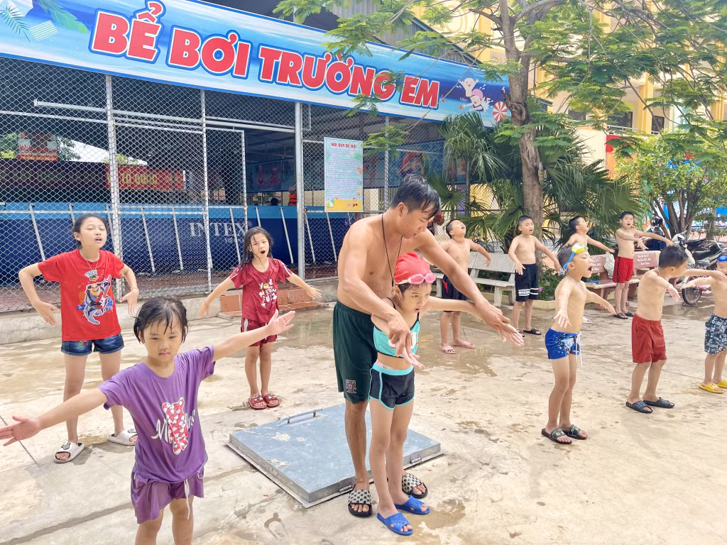 Học sinh Trường Tiểu học Phong Hải, TX Quảng Yên, được học kỹ năng bơi tại bể bơi nhà trường.
