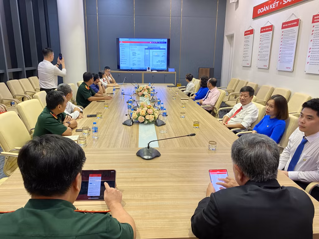 Đại diện lãnh đạo 2 đơn vị ký điện tử biên bản thoả thuận hợp tác toàn diện về chuyển đổi số.