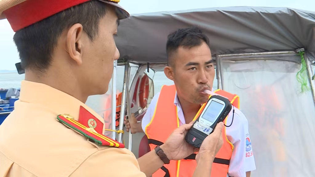 Công an TP Móng Cái kiểm tra nồng độ cồn người điều khiển phương tiện thuỷ đi ra đảo Vĩnh Thực.