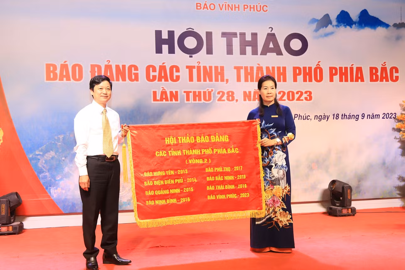 Báo Vĩnh Phúc trao cờ luân lưu cho Báo Bắc Giang, đơn vị đăng cai tổ chức hội thảo Báo Đảng các tỉnh, thành phố phía Bắc lần thứ 29 năm 2024.