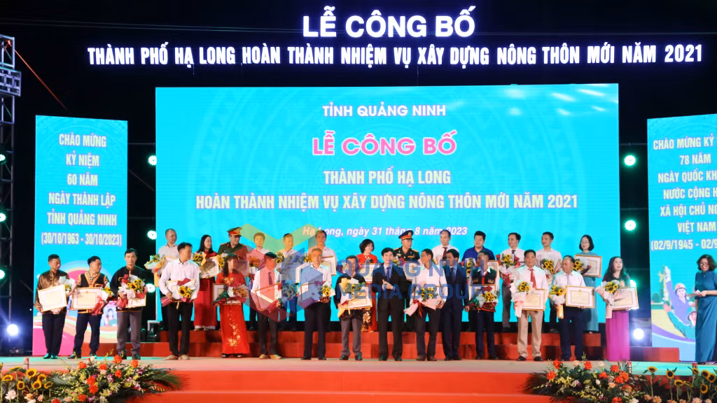 Lãnh đạo TP Hạ Long trao Giấy khen của UBND thành phố cho các tập thể có thành tích xuất sắc trong chương trình xây dựng NTM (8-2023). Ảnh: Hoàng Nga