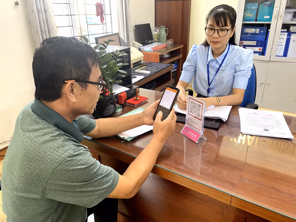 Người dân quét mã QR code thanh toán lệ phí giải quyết TTHC tại thị trấn Quảng Hà (huyện Hải Hà).