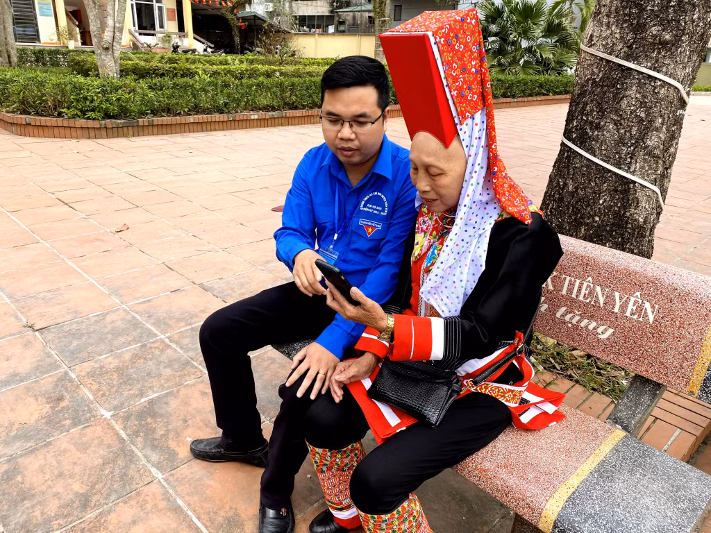 Đoàn Thanh niên xã Đông Ngũ (huyện Tiên Yên) hướng dẫn người dân các ứng dụng tiện ích chuyển đổi số.