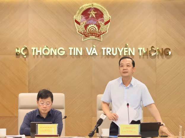 Thứ trưởng Bộ TT&amp;TT Phạm Đức Long chia sẻ thông tin tại cuộc họp báo - Ảnh: DOÃN MẠNH