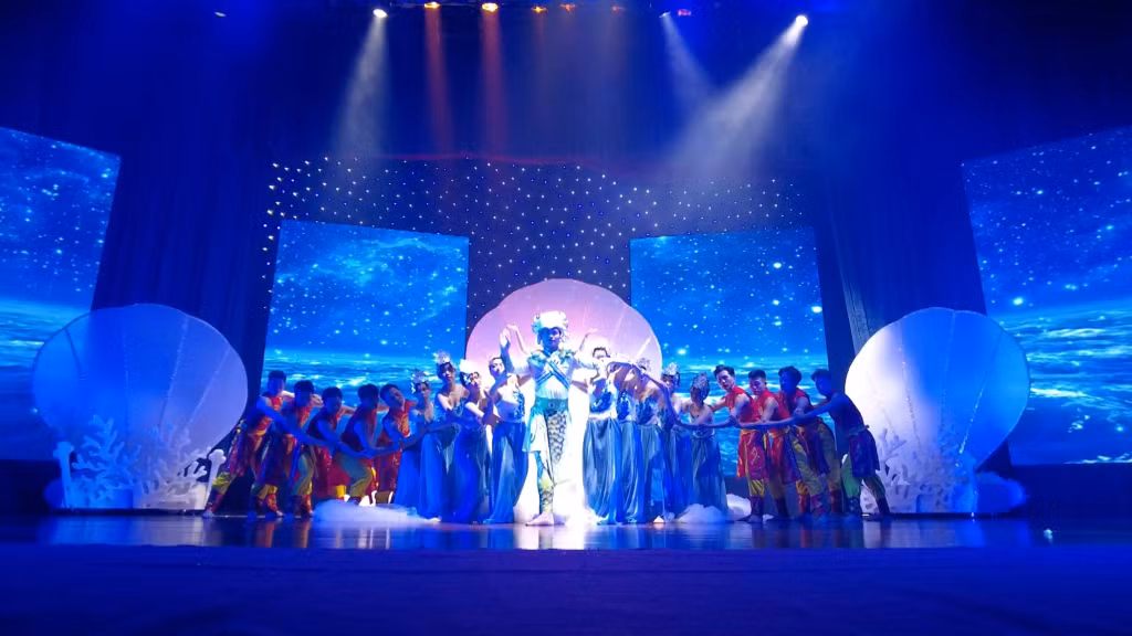 Chương trình nghệ thuật "Hạ Long thần tiên" được biểu diễn tại Cung Quy hoạch, Hội chợ, Triển lãm tỉnh Quảng Ninh phục vụ du khách.