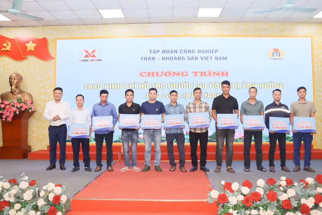 Lãnh đạo Công ty trao hỗ trợ cho các gia đình CNLĐ bị thiệt hại do bão số 3.
