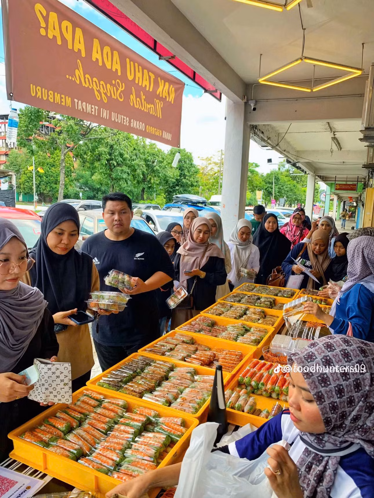 Thực khách Malaysia xếp hàng tại một tiệm bán gỏi cuốn Việt vào tháng 10. Ảnh: Houseofvietnamroll