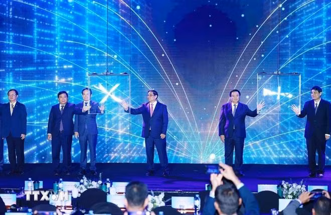 Thủ tướng Phạm Minh Chính và các đại biểu thực hiện nghi thức khai mạc Ngày hội Đổi mới sáng tạo Việt Nam năm 2024. (Ảnh: Dương Giang/TTXVN)