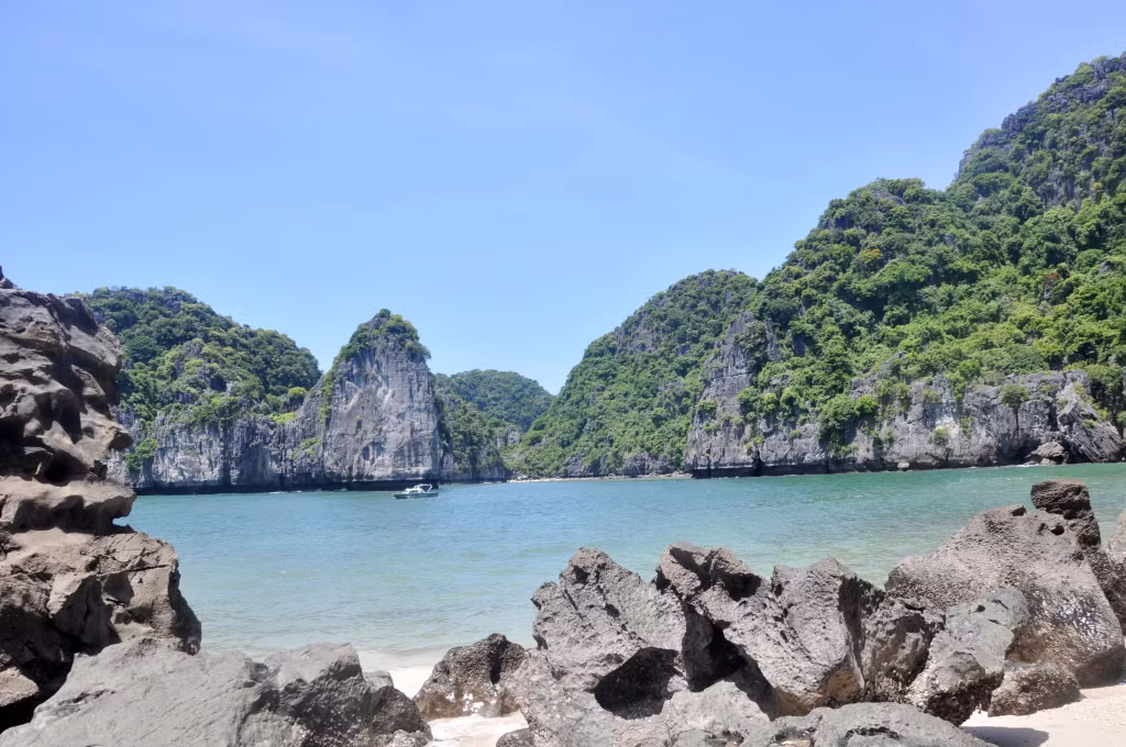 Các khung giờ tham quan Vịnh Hạ Long được mở rộng, giúp du khách có nhiều lựa chọn hơn kể từ 20/10/2024.
