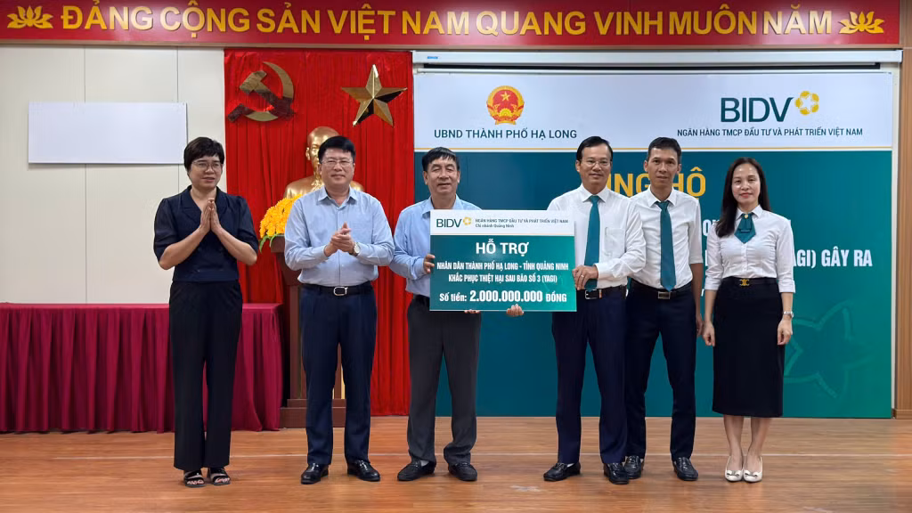 Đại diện ngân hàng BIDV chi nhánh Quảng Ninh, phối hợp với Uỷ ban MTTQ TP Hạ Long trao hỗ trợ cho 85 hộ gia đình khó khăn có nhà ở bị đổ, sập, trôi, hư hỏng nặng do ảnh hưởng của bão số 3 (Yagi) trên địa bàn TP Hạ Long. 