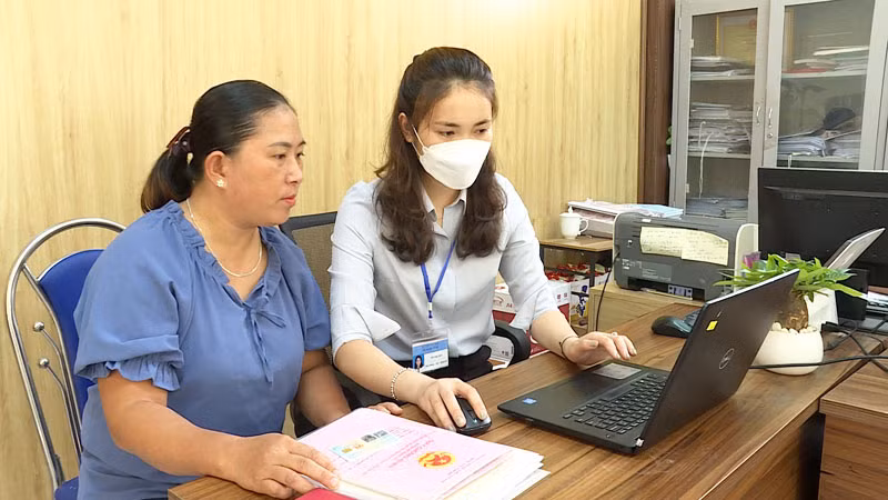Cán bộ xã Ngọc Vừng (huyện Vân Đồn) hướng dẫn chị Lê Thị Thủy nộp TTHC qua dịch vụ công trực tuyến.
