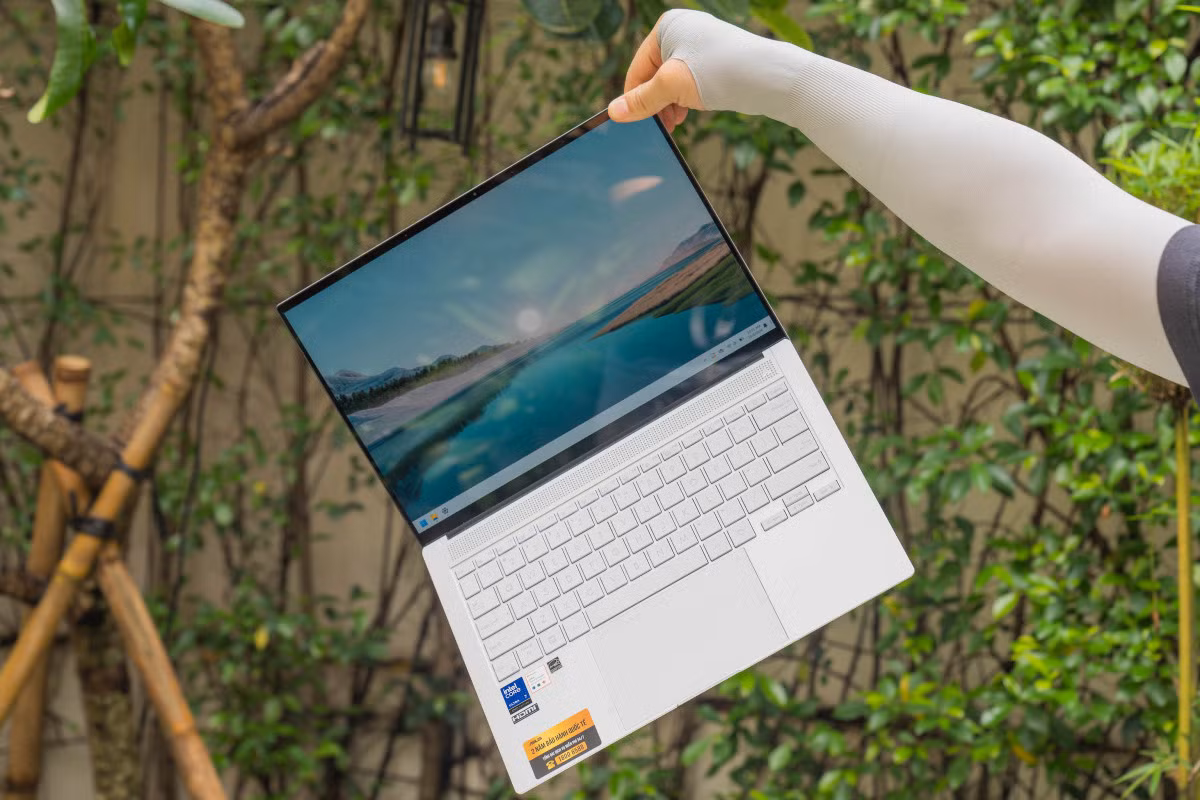Laptop dùng chip Intel đầu tiên đạt chuẩn Copilot+PC ảnh 2