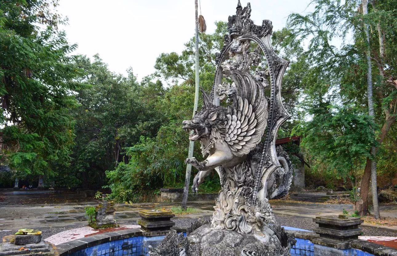 Taman Festival Bali, Indonesia là một công viên giải trí đang xây dở bị dừng lại và bị bỏ hoang trên bãi biển Padang Galak. Kể từ khi đóng cửa, công viên đã bị rừng rậm "nuốt chửng". Ngày nay, bạn có thể trả khoản phí nhỏ vào cổng để khám phá địa điểm này.
