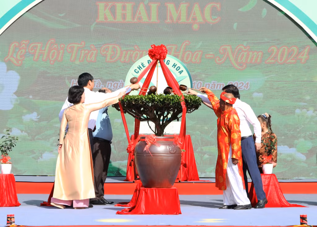 Các đại biểu thực hiện nghi thức tưới nước “khởi sinh” cho cây chè...
