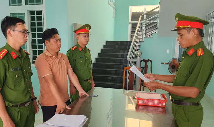 Công an tỉnh Kiên Giang đọc lệnh bắt bị can Nguyễn Văn Hoàn về tội "lừa đảo chiếm đoạt tài sản" - Ảnh: HOÀNG ĐÔ