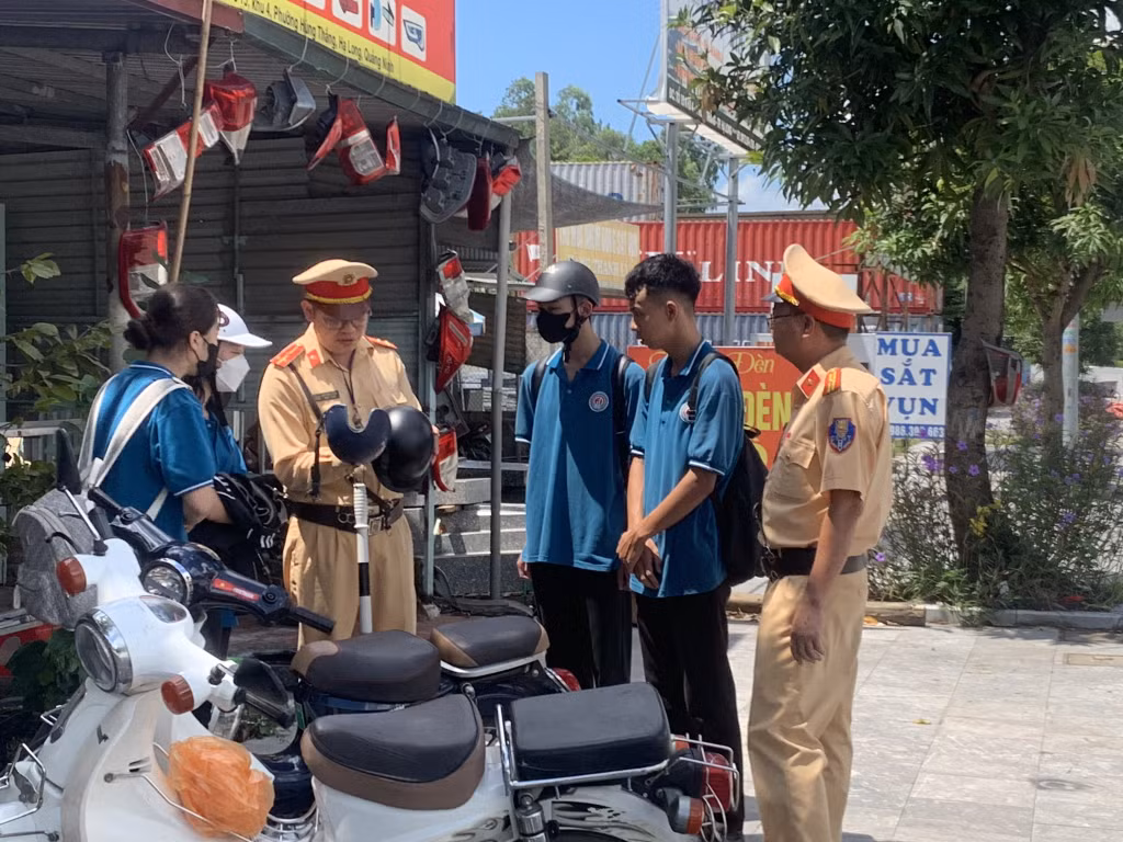 Cán bộ Đội CSGT đường bộ số 2 (Phòng CSGT, Công an tỉnh) tuyên truyền Luật giao thông cho học sinh.