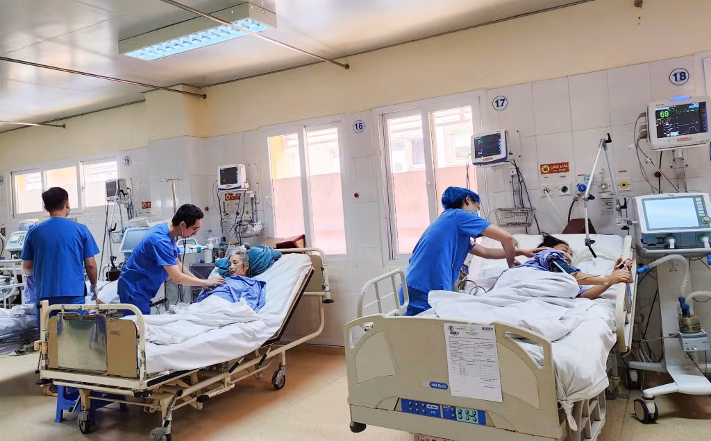 Bác sĩ, điều dưỡng Khoa Hồi sức tích cực - chống độc (Bệnh viện Việt Nam - Thụy Điển Uông Bí) chăm sóc, điều trị cho người bệnh.