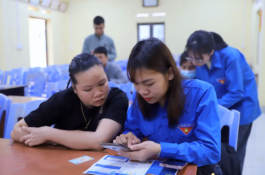 Thành viên Tổ công nghệ số cộng đồng trực tiếp hướng dẫn người dân cài đặt và sử dụng các ứng dụng số thiết yếu trên điện thoại.