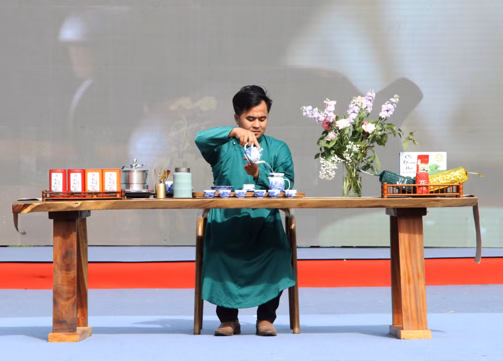 Trình diễn nghệ thuật pha trà truyền thống ngay tại sân khấu khai mạc lễ hội...