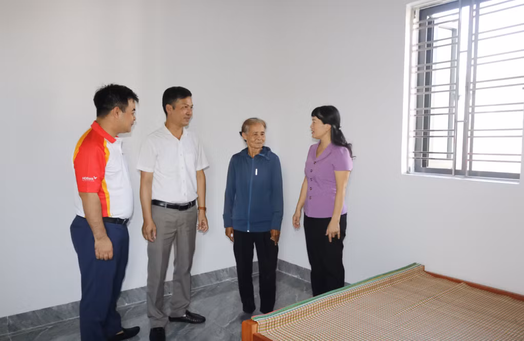 Bà Thi yên tâm trong căn nhà mới kiên cố.