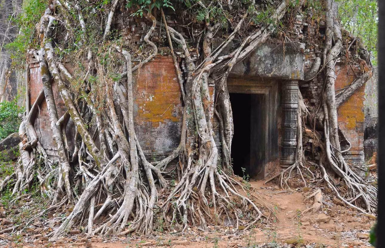 Koh Ker hay Chok Gargyar là một quần thể đền thờ có từ thế kỷ X và là cố đô của Đế quốc Khmer xưa, nằm trên địa bàn tỉnh Preah Vihear thuộc miền Bắc Campuchia hiện nay. Quần thể ngôi đền nằm giữa rừng rậm rạp có tổng cộng 169 di tích khảo cổ, bao gồm 76 ngôi đền, cùng các công trình dân dụng, ao hồ, đê và đường cổ. Công trình này đã được UNESCO ghi danh là di sản văn hóa thế giới vào năm 2023.