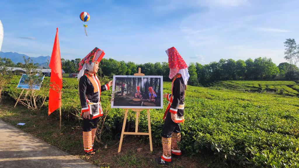 Người dân, du khách xem triển lãm ảnh giới thiệu về vùng đất, thiên nhiên, văn hóa, con người huyện Hải Hà.