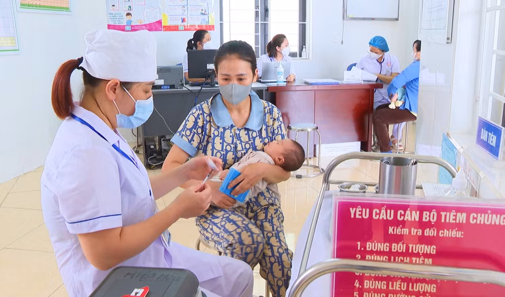 Tiêm vắc-xin cho trẻ trong Chương trình tiêm chủng mở rộng tại Trạm Y tế xã Hiệp Hòa (TX Quảng Yên).