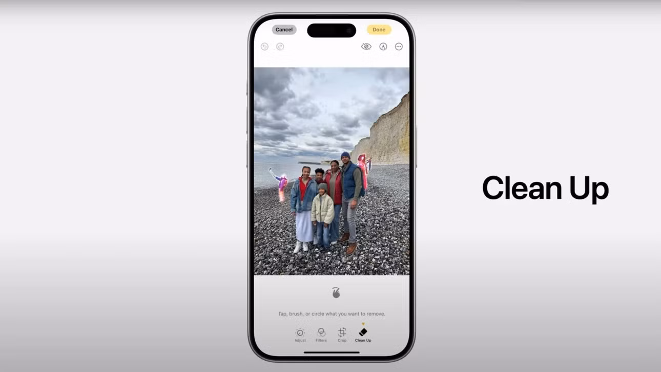 Clean Up, công cụ xóa đối tượng không mong muốn khỏi ảnh sẽ xuất hiện ở iOS 18.1. Ảnh: Apple.
