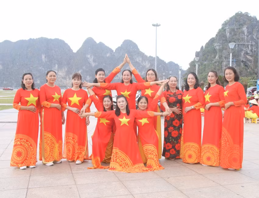 Cùng nhau xếp hình lá cờ Tổ quốc gửi gắm tình yêu, niềm tự hào dân tộc.