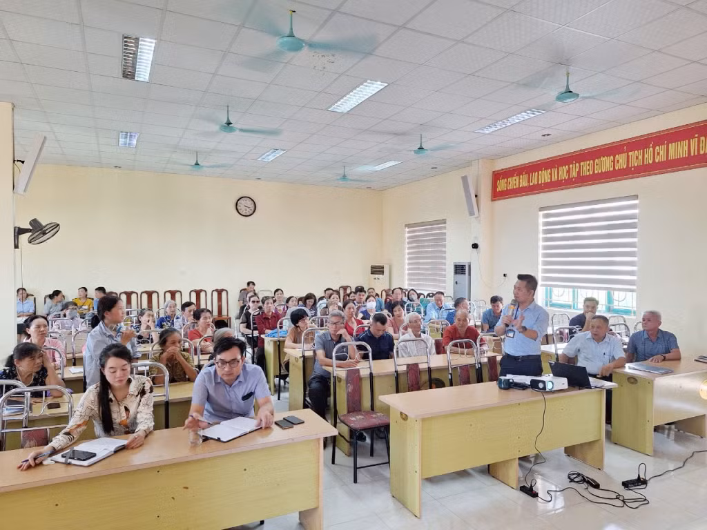 Phường Hà Khẩu hướng dẫn thủ tục về đăng ký cấp GCN Quyền sử dụng đất lần đầu - chuyển mục đích sử dụng đất, giao đất xen kẹp khu dân cư trên địa bàn. Ảnh: Trần Thanh-CTV