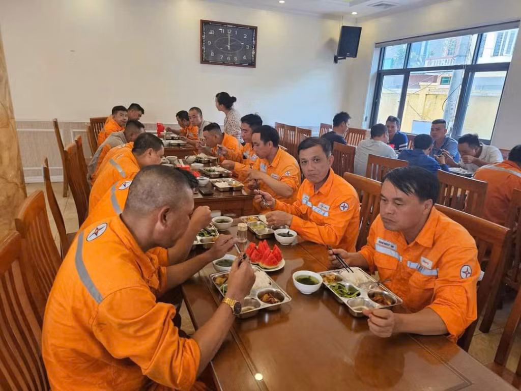 Các đơn vị trong TKV hỗ trợ hàng nghìn suất ăn cho công nhân Điện lực Quảng Ninh và các tỉnh, thành về giúp khắc phục điện lưới