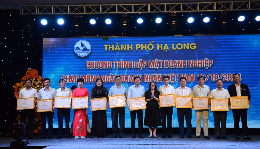 Các tập thể, cá nhân có thành tích xuất sắc trong hoạt động sản xuất kinh doanh, đóng góp cho sự phát triển cộng đồng doanh nghiệp và kinh tế - xã hội tại địa phương năm 2024 được Liên đoàn Thương mại và Công nghiệp Việt Nam khen thưởng tại hội nghị.