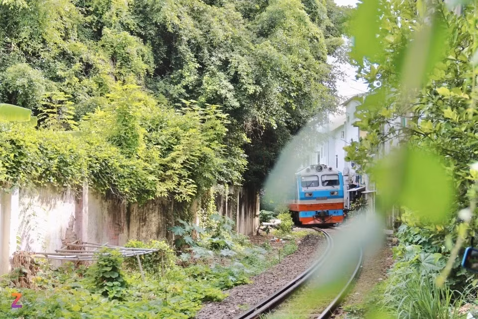 Du khách ngồi hàng giờ tại quán cà phê đường tàu nổi tiếng Nha Trang chỉ để bắt khoảnh khắc tàu chạy qua. Ảnh: Tường Vi.