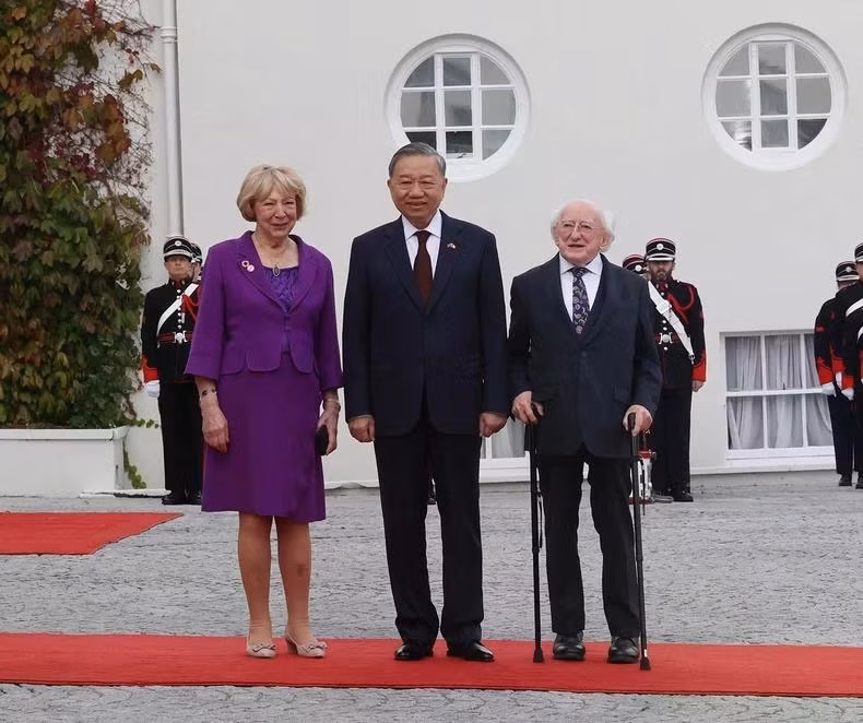 Tổng thống Ireland Michael D. Higgins và Phu nhân đón Tổng Bí thư, Chủ tịch nước Tô Lâm. Ảnh: Trí Dũng – TTXVN