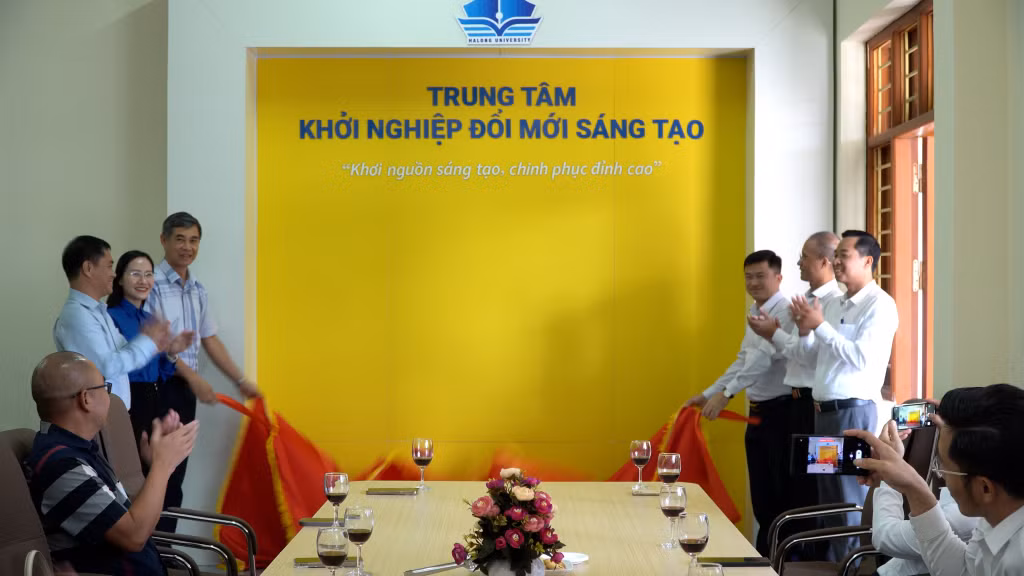 Trường Đại học Hạ Long ra mắt Trung tâm Khởi nghiệp đổi mới sáng tạo.