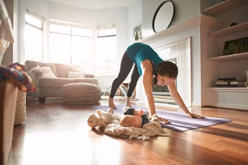 Các bài tập yoga là một cách hỗ trợ phục hồi cơ bụng sau sinh hiệu quả.